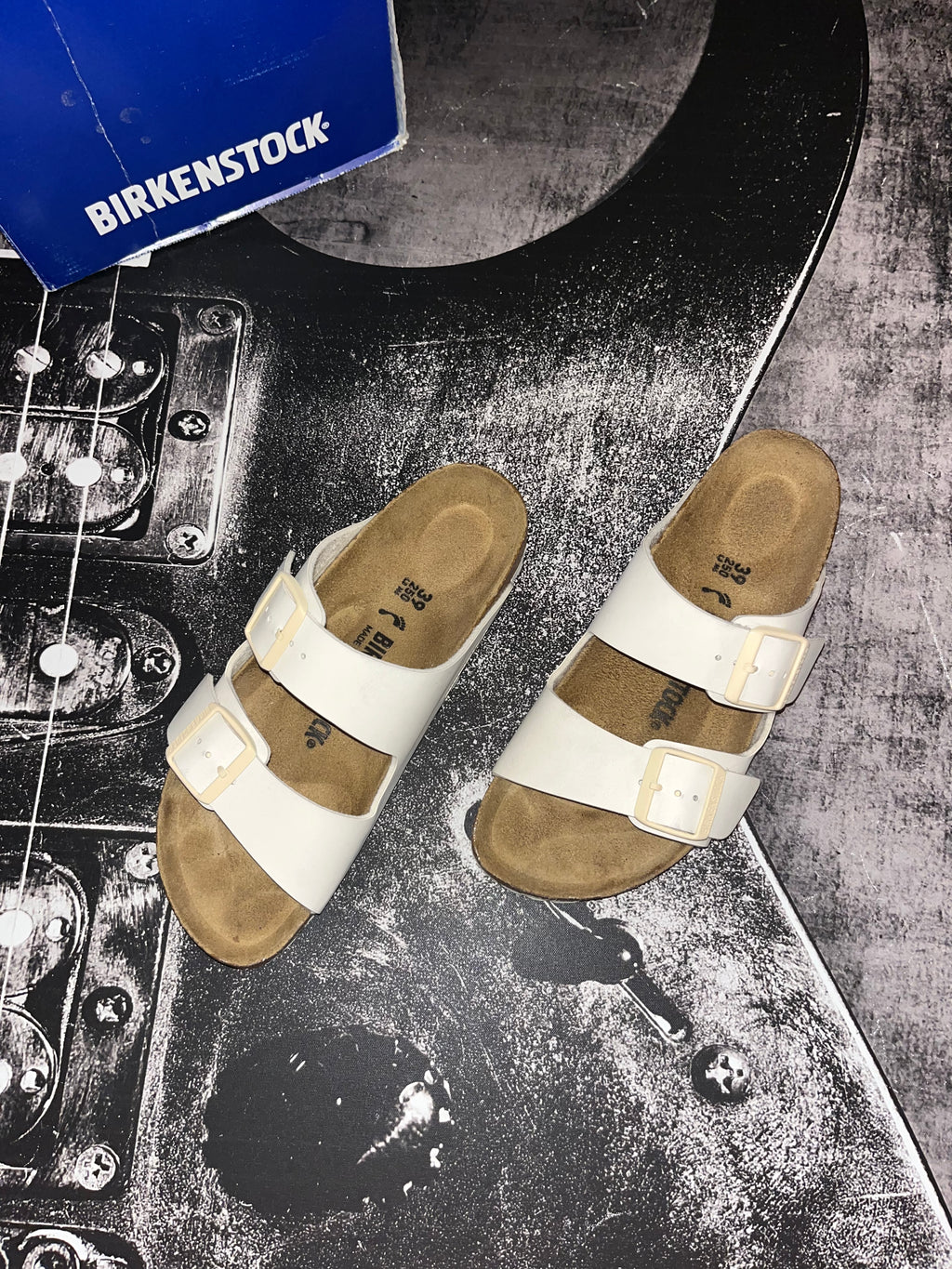 NIB Birkenstock Arizona Birko-Flor Sandals • Eggshell White • Size: EU 39 Narrow