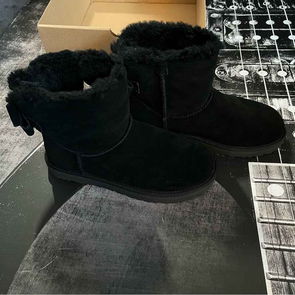 NIB UGG Mini Bailey Boot