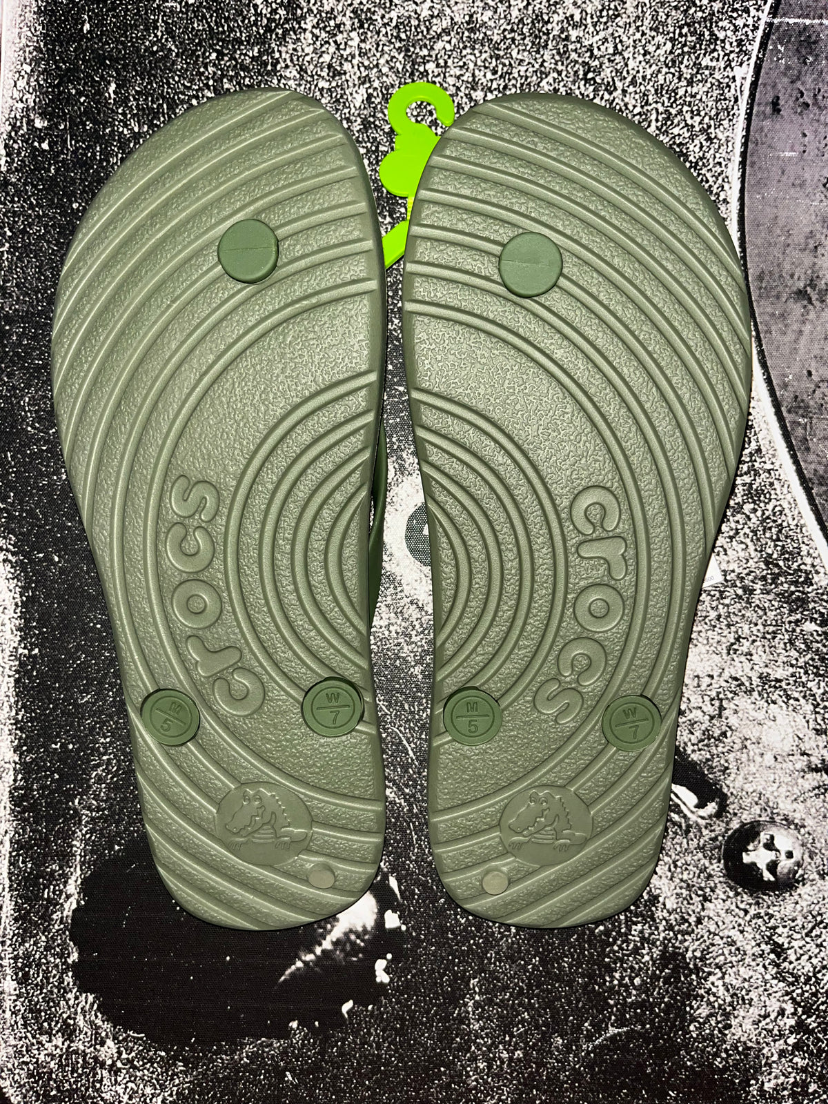 NWT Crocs Flip Flop Sandals • Army Green • Size: Women's 7 / Men's 5