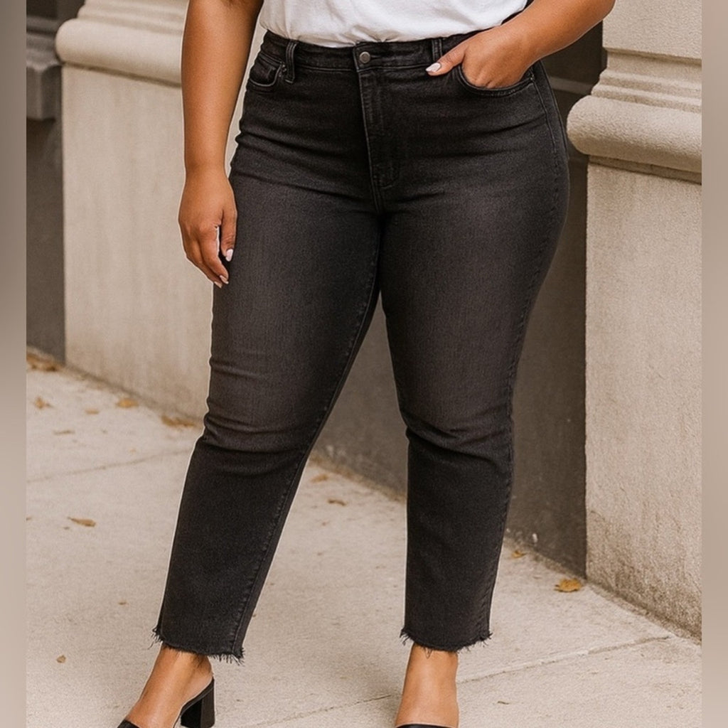 NWT Good American Good Classic Step Hem Jeans • Plus Size • Black Wash • Size 28
