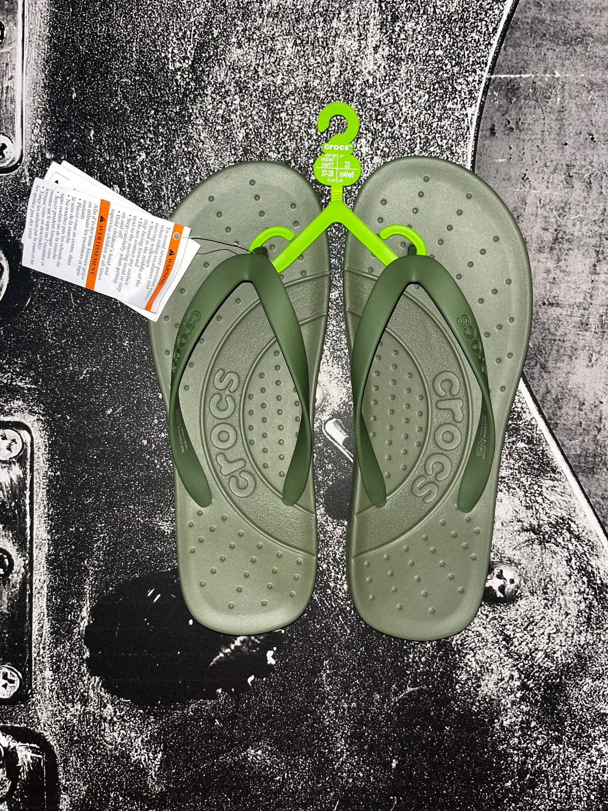 NWT Crocs Flip Flop Sandals • Army Green • Size: Women's 7 / Men's 5