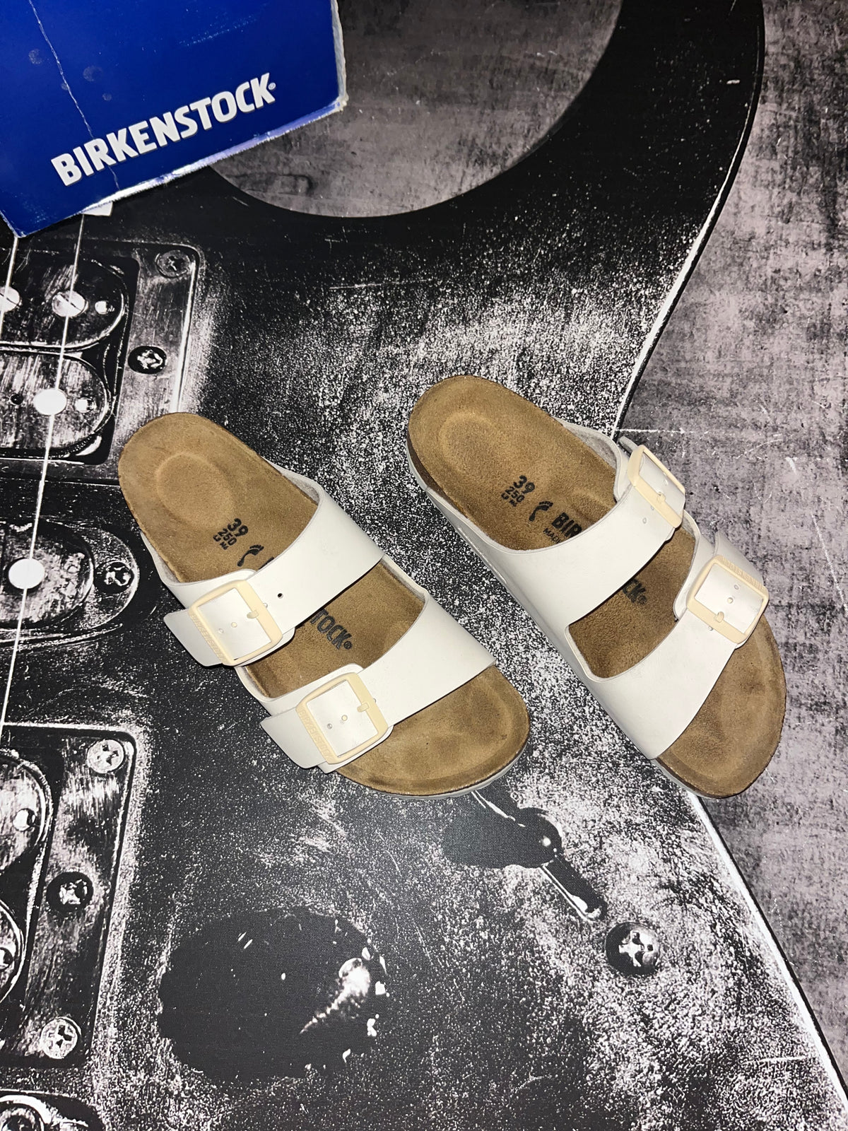 NIB Birkenstock Arizona Birko-Flor Sandals • Eggshell White • Size: EU 39 Narrow