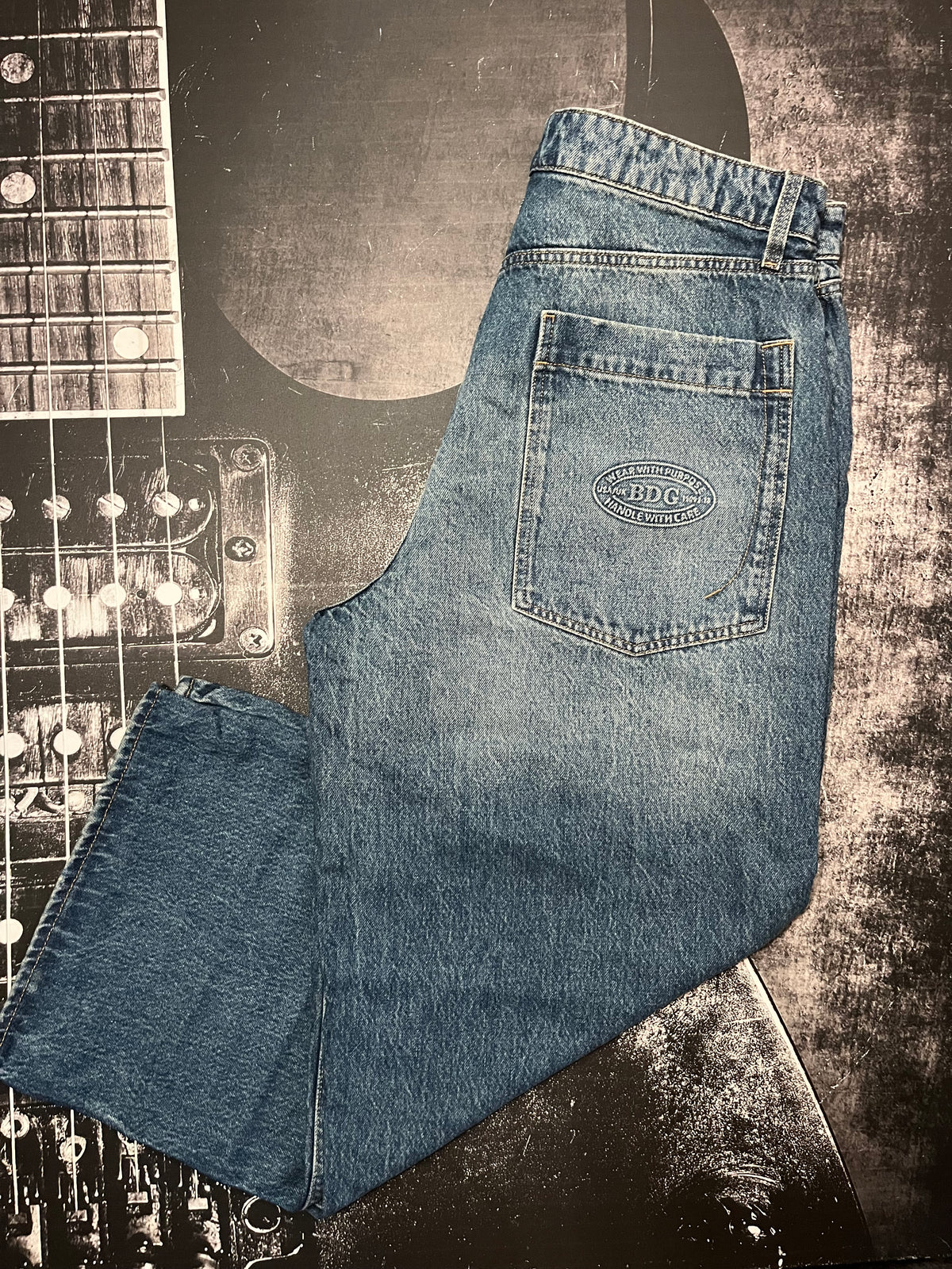NWT BDG Jaya Boyfriend Baggy Jeans • Mid Indigo • Size: 33