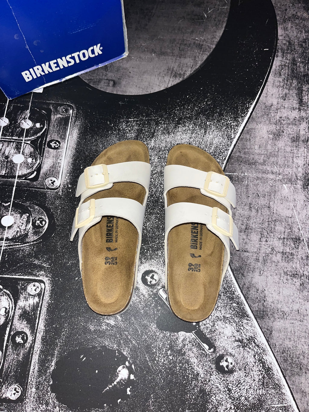 NIB Birkenstock Arizona Birko-Flor Sandals • Eggshell White • Size: EU 39 Narrow