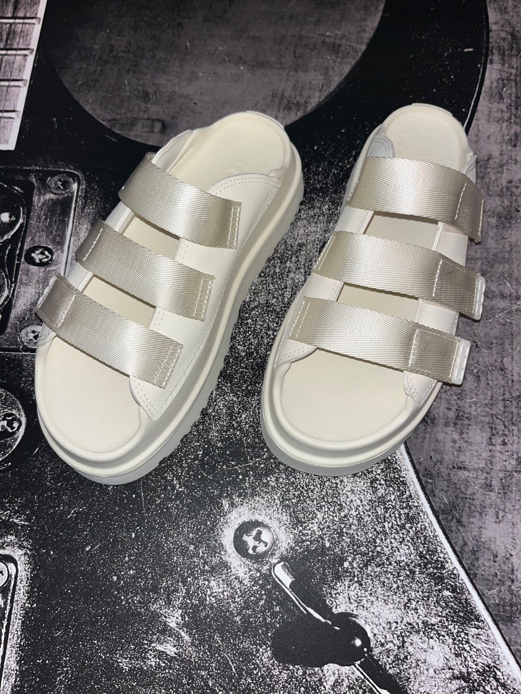 UGG Goldenglow Platform Sandals • Jasmine White • Women’s 9 • New