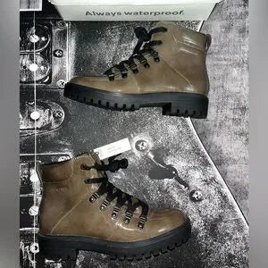 NWT Cougar Boots