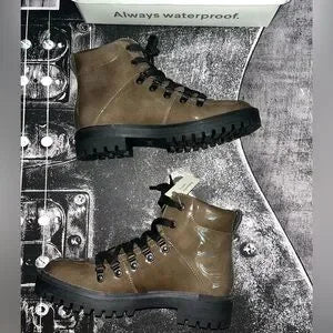 NWT Cougar Boots