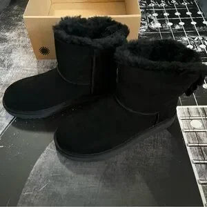 NIB UGG Mini Bailey Boot