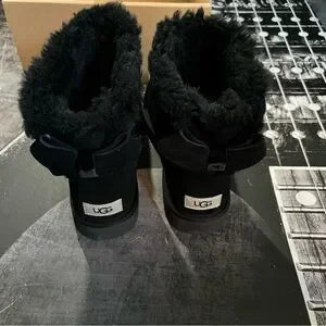 NIB UGG Mini Bailey Boot