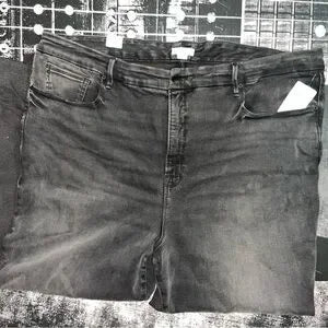 NWT Good American Good Classic Step Hem Jeans • Plus Size • Black Wash • Size 28