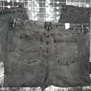 NWT Good American Good Classic Step Hem Jeans • Plus Size • Black Wash • Size 28