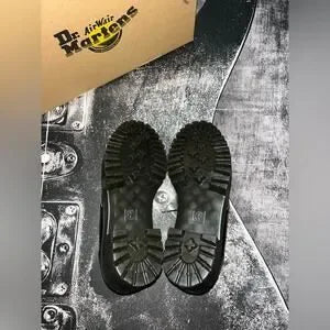 Dr. Martens Leona Lug Sole Platform Derby • Black Vintage Smooth • Size 8 • NIB