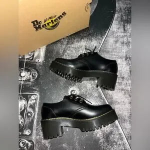 Dr. Martens Leona Lug Sole Platform Derby • Black Vintage Smooth • Size 8 • NIB