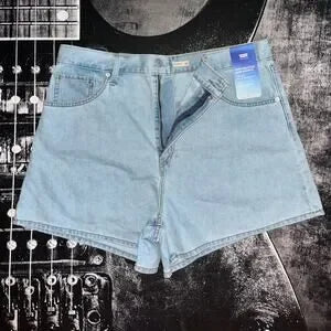NWT Levi’s Mom Shorts